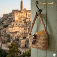 Borsa beige in fettuccia all'uncinetto 