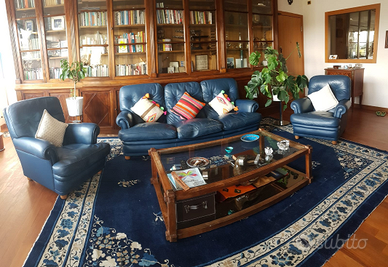 Divano e poltrone blu pelle