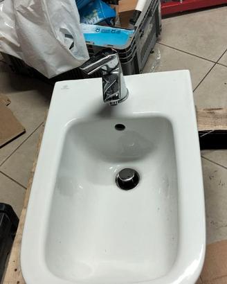 Bidet sospeso con staffa