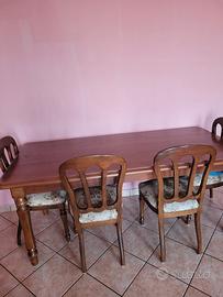 tavolo in legno con sedie