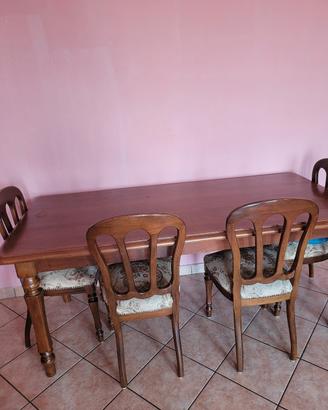 tavolo in legno con sedie
