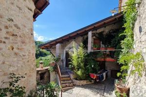 CASA SEMINDIPENDENTE A SPOLETO