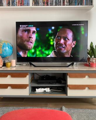 Mobile tv con piano in marmo e cassetti