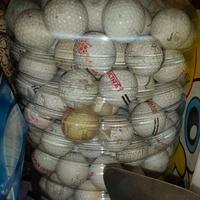 Centinaia di palline da golf