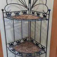 Angoliera in ferro battuto con 3 ripiani 