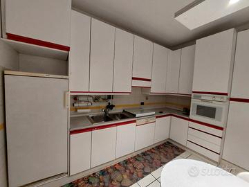 cucina bianca e rossa
