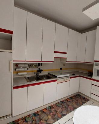 cucina bianca e rossa