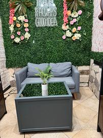 Tavolino grigio da salotto con effetto infinity