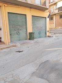 Magazzino con ampia strada