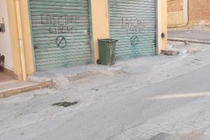 Magazzino con ampia strada
