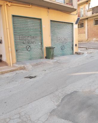 Magazzino con ampia strada
