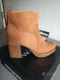 Scarpe scamosciate di vera pelle