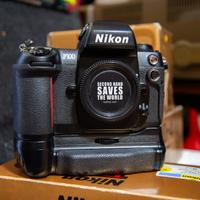 Nikon F100 con Battery Pack MB-15 Originale