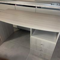 Scrivania con cassettiera