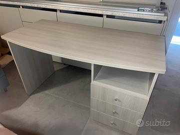 Scrivania con cassettiera
