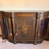 Credenza intarsiata con vetrinette laterali