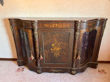 Credenza intarsiata con vetrinette laterali