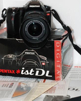 macchina fotografica fotocamera reflex Pentax *ist