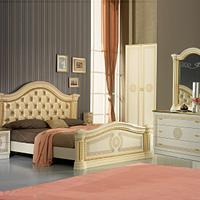 IL LETTO E' RICERCATISSIMO ED ANCHE LO SPECCHIO..!