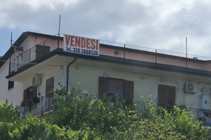 Casa su quattro livelli e giardino