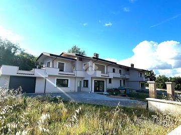 VILLA A SCHIERA D'ANGOLO A SUPINO