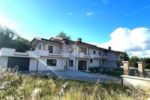 VILLA A SCHIERA D'ANGOLO A SUPINO