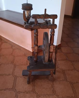 antico filatoio a pedale in legno 