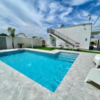 Elegante villa con piscina