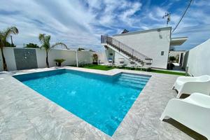 Elegante villa con piscina