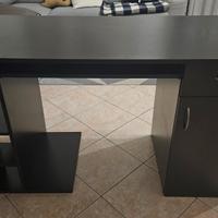 Scrivania nera per ufficio