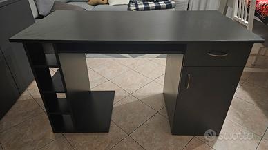 Scrivania nera per ufficio