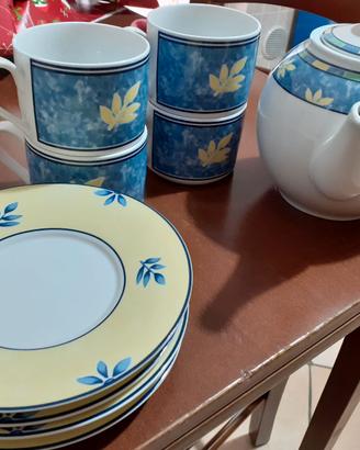 Teiera e 4 tazze in fine porcellana