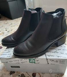 Stivalletti tronchetto con cerniera laterale