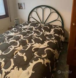 Letto matrimoniale con testata a coda di pavone