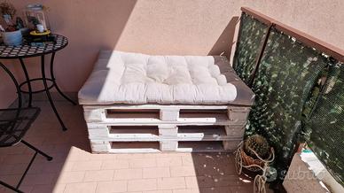panchine in pallet con cuscini