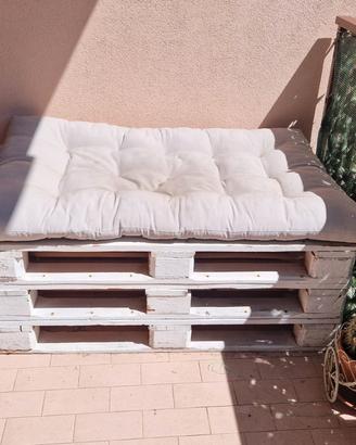 panchine in pallet con cuscini