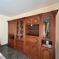 CREDENZA IN NOCE E TAVOLO CON 6 SEDIE IN STOFFA!