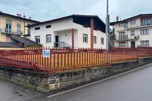 Casa indipendente con 2 box, taverna e giardino