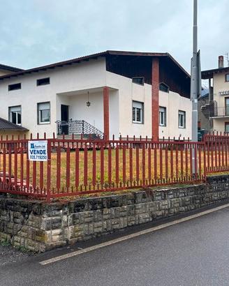 Casa indipendente con 2 box, taverna e giardino