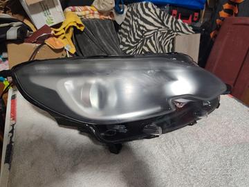 Faro destro Peugeot 2008