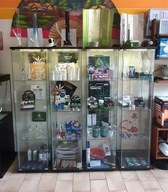 Vetrine Ikea,vetro,base e top legno, 3ripiani .