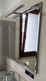 Specchio da bagno moderno con illuminazione a led