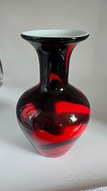 vaso bicolore in vetro opalino soffiato a bocca