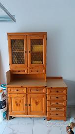 Credenza in legno con vetrina e cassetti
