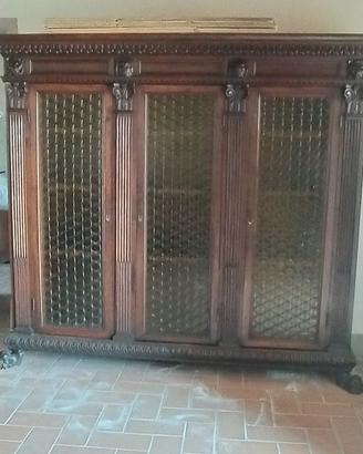 Armadio stile medievale in legno e vetrate