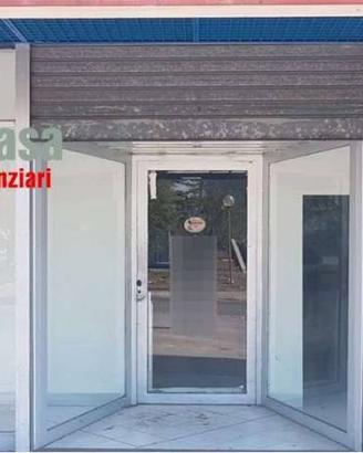 Immobile di 1000 m² con 2 locali a Nola
