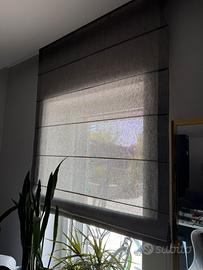 Tende a pacchetto color grigio.