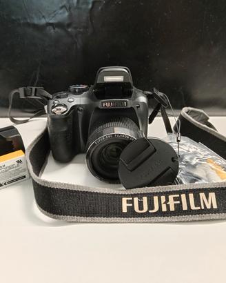 Fujifilm FinePix SL260 con treppiede e custodia