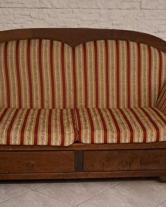 divano con due cassetti 