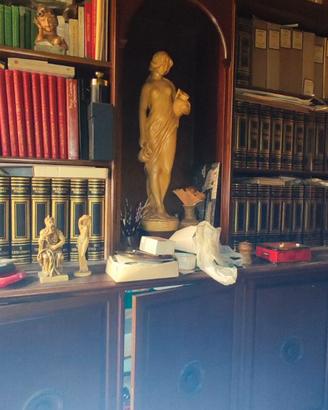 Studio in legno massello di noce intarsiato